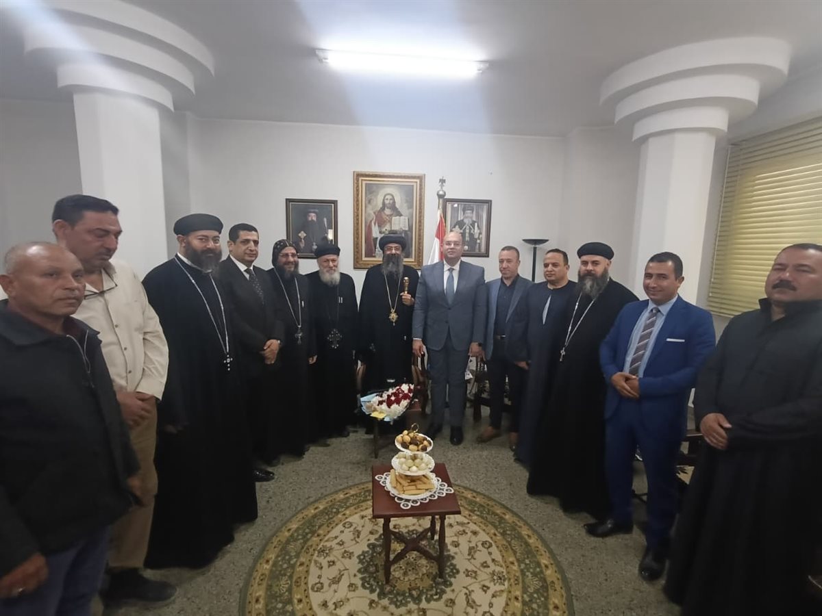 جانب من الزيارة الرسمية لنائب محافظ الجيزة بمناسبة عيد القيامة المجيد