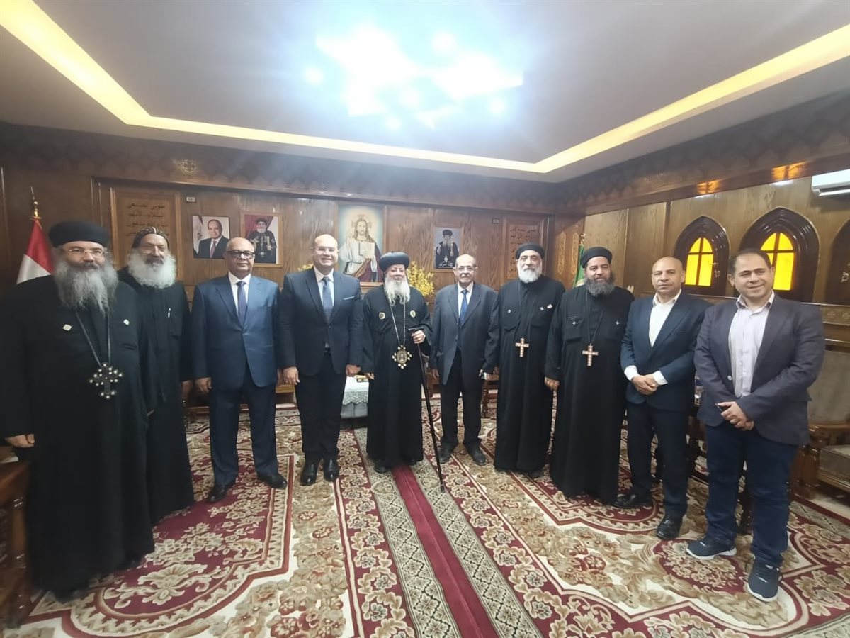 <strong>أجواء احتفالية خلال زيارة نائب محافظ الجيزة لمطرانية الأقباط الأرثوذكس</strong>