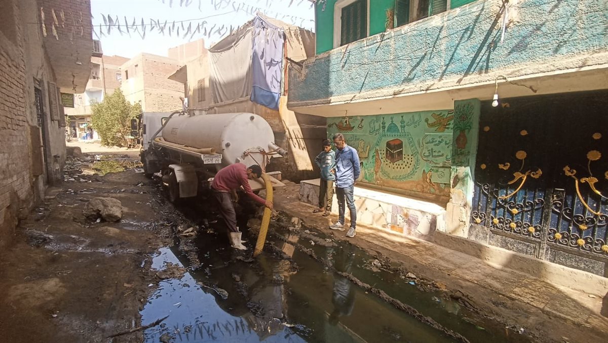 شفط المياه من منطقة البيارة وشارع مركز الدعوة بقرية طموه بــ “أبو النمرس”