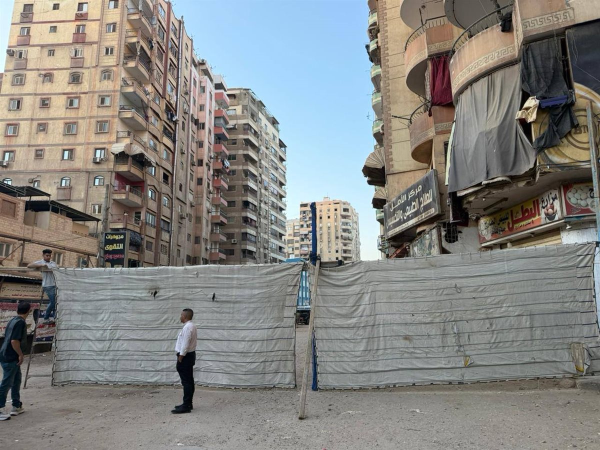 إخلاء عقارين مائلين بكفر طهرمس وفرض كردون أمني