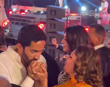 أحمد تيمور يُقبل يد الفنانة يسرا في حفل زفاف أبنة عماد زيادة