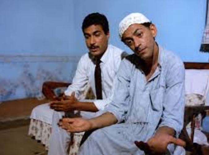 الراحلون عبد العزيز مخيون و احمد زكي في لقطة من فيلم الهروب&nbsp;