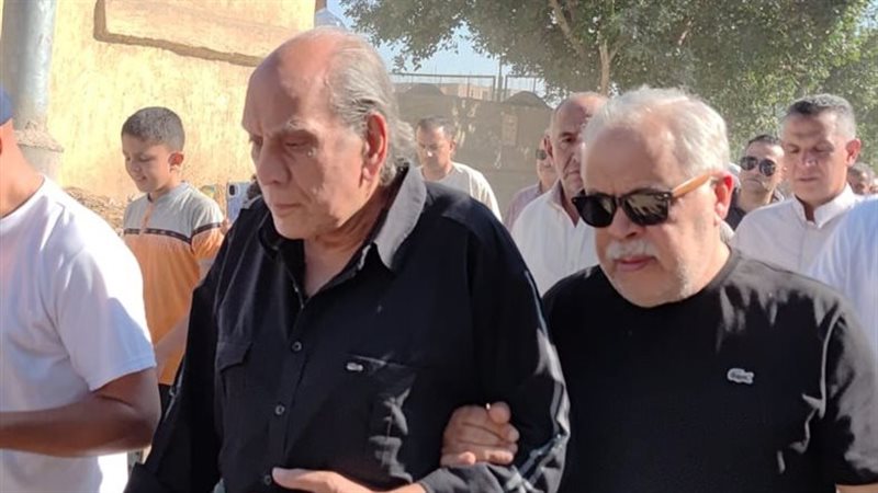 أشرف زكي و الفنان منير مكرم خلال تشييع جنازة الفنان عبدالعزيز مخيون&nbsp;