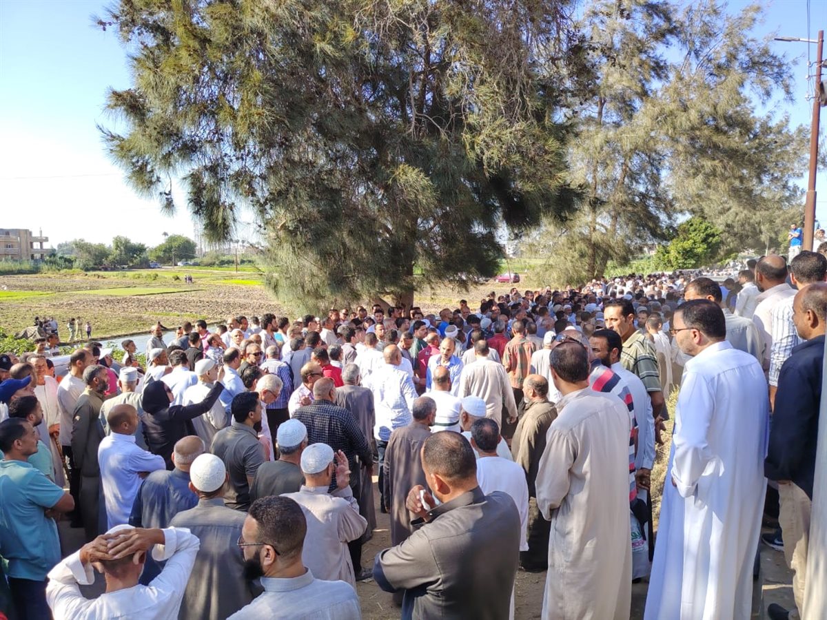 جنازة الفنان عبدالعزيز مخيون وسط حالة من الحزن في مسقط رأسه بأبو حمص البحيرة&nbsp;
