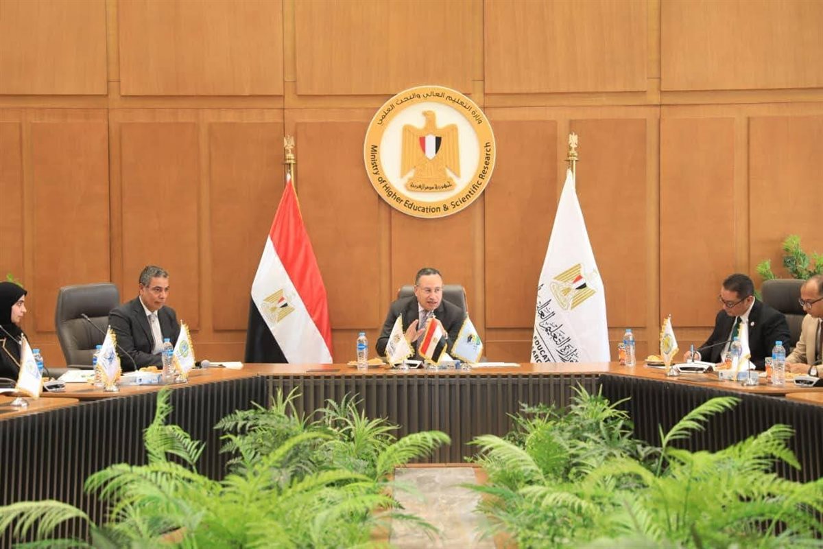 وزير التعليم العالي في اجتماع موسع بممثلي الاتحادات الطلابية والأسر المركزية