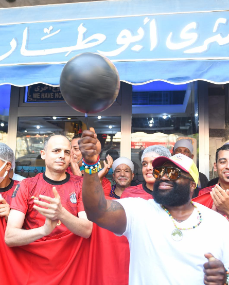 <strong>كشري أبو طارق يستقبل الشرطي الأمريكي إريك وسط تفاعل واسع</strong>