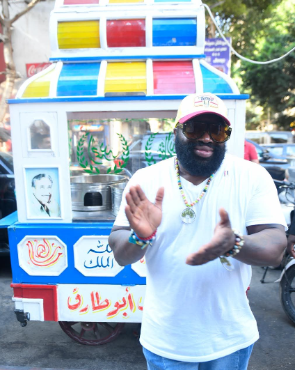 <strong>إريك يخطف الأنظار من داخل كشري أبو طارق خلال زيارته إلى مصر</strong>