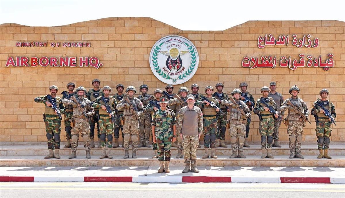 جانب من تدريبات قوات المظلات والصاعقة المصرية