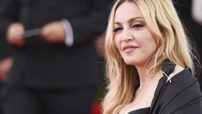شاهد.. مادونا تقود مظاهرة 