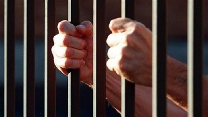 حبس عاطل بعد ابتزازه