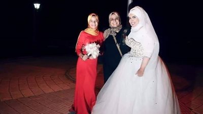 شاهد.. فتاة تتزوج بدون عريس 