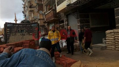 بالصور.. التحفظ على مواد بناء في حملة على العقارات المخالفة بالإسكندرية