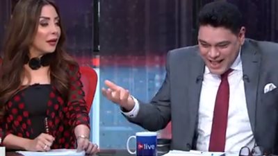 فيديو| تعرف على هدية معتز عبدالفتاح الغريبة لأمه في عيدها