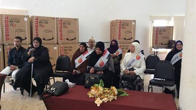 محافظ جنوب سيناء يهدي والدة الشهيد محمود ناجي هدية تخليدًا لذكراه