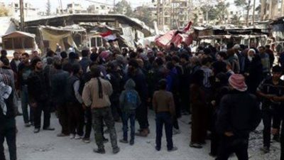 استعداد الحافلات لنقل المسلحين بمدينة حرستا السورية