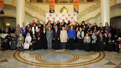 السيسي يكرم نائبة رئيس جامعة المنصورة الأسبق خلال احتفالية المرأة المصرية