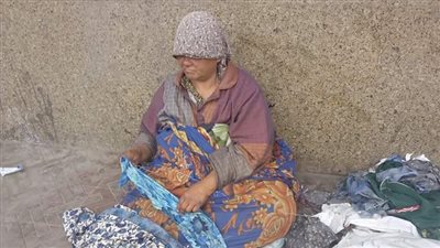 أهالي الإسكندرية يستغيثون بوزارة التضامن لإنقاذ متسولة