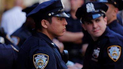 احتجاجات بولاية كاليفورنيا ضد اعتداء الشرطة لشاب أسود أعزل
