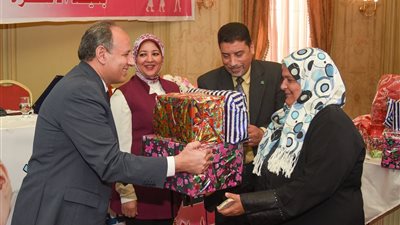 صور| محافظ الإسكندرية يكرم ٣٨ من الأمهات المثاليات 