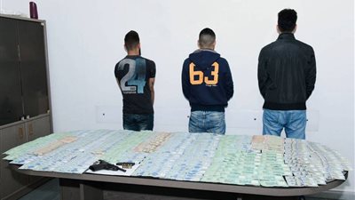 وقعوا على الطريق الصحراوى بسوهاج.. عصابة السطو المسلح في قبضة الأمن 