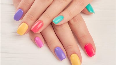 بالصور.. طرق استخدام ألوان عدة لتزيين الأظافر