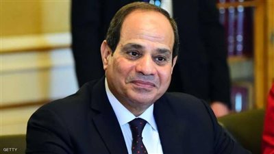 فيديو| الجمهور المصري يرفع صورة الرئيس السيسي أمام فندق الفراعنة قبل مواجهة البرتغال