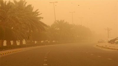العواصف الترابية تغلق طريق 