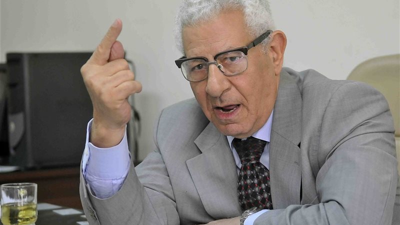 مكرم محمد أحمد يصف