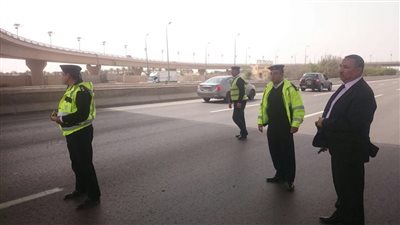 تصادم سيارتين بمحور الثورة يتسبب فى كثافات مرورية