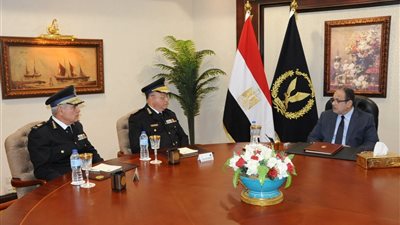 وزير الداخلية يناقش مشاكل المرور والزحام مع مساعديه