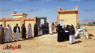 صور.. النساء في مقدمة طوابير لجان التجمعات الصحراوية في مرسي مطروح 