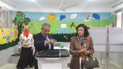 عمرو موسى وزوجته يدليان بصوتهما في انتخابات الرئاسية 2018 بالقاهرة الجديدة