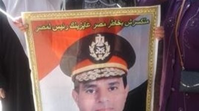 صور.. نساء مصر في شوارع اللجان الانتخابية حاملين صور السيسي