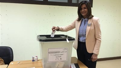 انتخابات الرئاسة 2018| وزيرة الهجرة تدلي بصوتها في الرحاب
