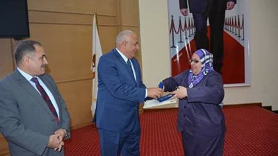 صور| محافظ الوادي الجديد يكرم معلمة مثلت مصر بالمنتدى العالمي لـ