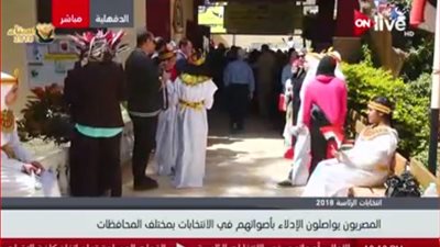 انتخابات الرئاسة 2018| بزي الفراعنة.. شباب يستقبلون الناخبين بالدقهلية
