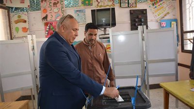 محافظ الوادي الجديد يدلي بصوته في انتخابات الرئاسة بالمدرسة التجريبية بالخارجة