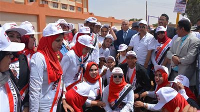 محافظ الوادى الجديد يشيد بمشاركة السيدات في 