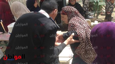 ضباط الشرطة فى خدمة كبار السن أمام لجان انتخابات الرئاسة 2018 بمدارس دار السلام 