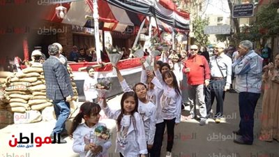 الأطفال يستقبلون المواطنين أمام اللجان الإنتخابية بعابدين بباقات الزهور 