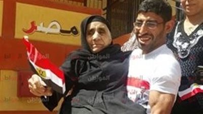 ابتسامة الرضا والواجب| بعراقة الماضي.. شاب مصري يحمل المستقبل بين يديه