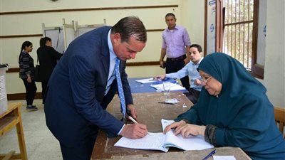 رئيس جامعة سوهاج يدلي بصوته في الانتخابات الرئاسية 2018 
