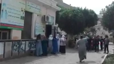 العاملون بمستشفى حميات بني سويف يرقصون على أنغام 