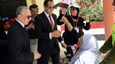 عبيد صالح يقود مسيرة جامعة دمنهور للجان انتخابات الرئاسة 2018