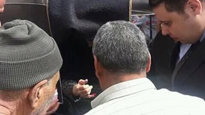 رئيس لجنة بأسيوط يخرج لمساعدة عجوز مريضة في الإدلاء بصوتها في انتخابات الرئاسة 2018