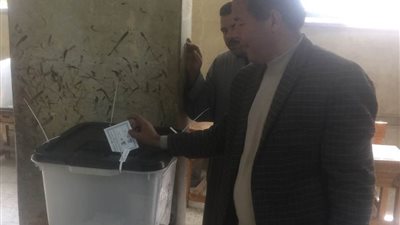 صور| نائب شورى سابق يدلى بصوته فى انتخابات الرئاسة 2018 بسوهاج 