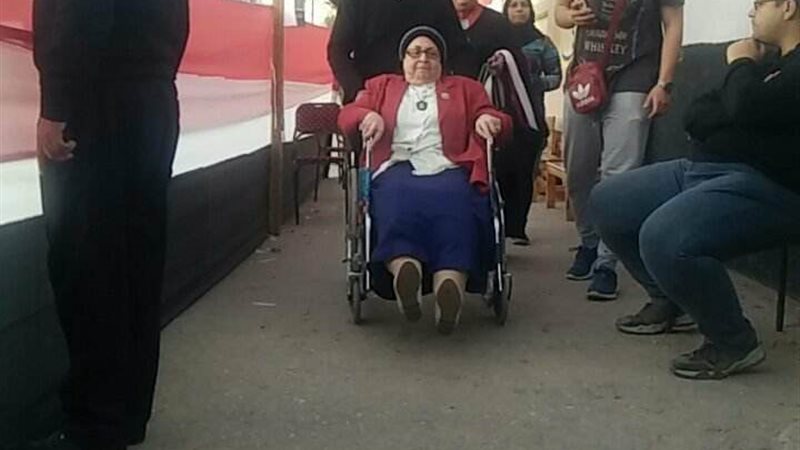 قعيدة تدلي بصوتها