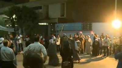 الصعايدة يمارسون التحطيب أمام لجان انتخابات الرئاسة 2018 بأسوان