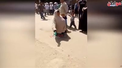 فيديو| مسنة تدلي بصوتها في الانتخابات الرئاسية 2018 بالرغم من إصابتها في قدمها
