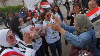 انتخابات الرئاسة 2018.. تجمع حاشد من السيدات أمام اللجان الانتخابية فى باب الشعرية 